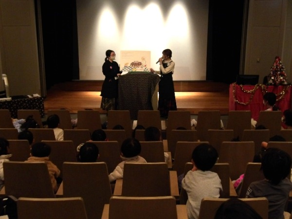 冬のスペシャルおはなし会、読み聞かせの様子