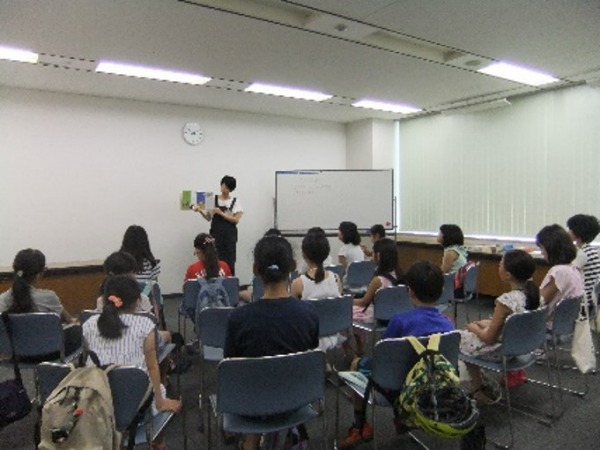 ブックトークの様子の写真です