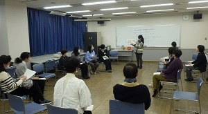 図書館員が絵本を紹介している写真です