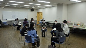 参加者が話し合っている写真です
