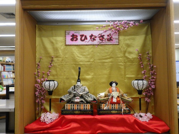 子ども室ガラスケース内の展示写真
